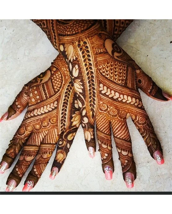 Unique Accent With Overlay Along Back Hand Mehndi Design Unique Accent With Overlay Along Back Hand Mehndi Design
